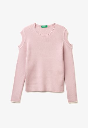 Lichtroze ribgebreide top met lange mouwen, koude schouderuitsnijdingen en een ronde hals, platliggend op een witte achtergrond.