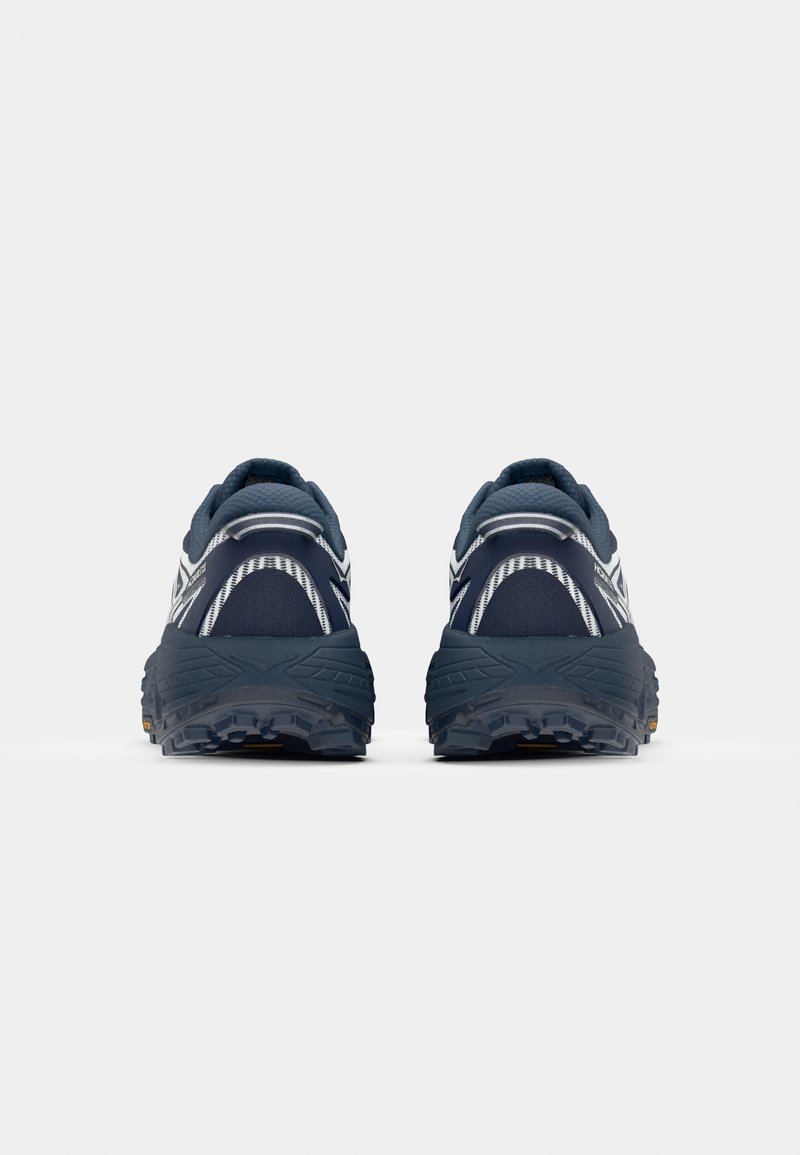 Marina löparskor med en texturerad tygovandel, reflexstripes och en slitstark sula. Utformade för stabilitet och grepp.