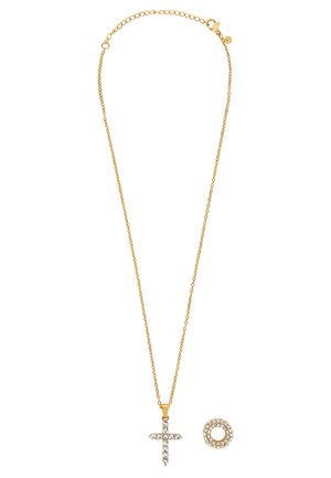 Collana in oro con catena che presenta un pendente a forma di croce scintillante con pietre trasparenti, accompagnato da un pendente circolare incastonato di strass.
