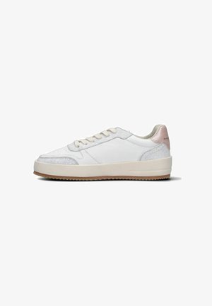 Sneaker bianco con punta testurizzata, dettaglio del tallone rosa delicato e suola in gomma beige. Presenta lacci piatti e una superficie superiore liscia.