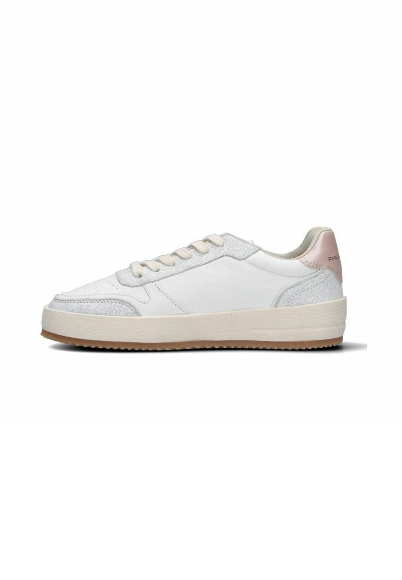 Hvide sneakers med en tekstureret tåhætte, subtil pink detalje på hælen og beige gummisål. Har flade snørebånd og en glat overflade.