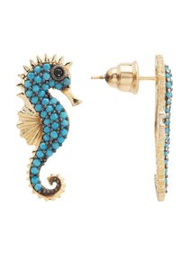 Pendientes en tono dorado en forma de caballito de mar adornados con cuentas de turquesa y acentos oscuros, que presentan un cuerpo detallado y un diseño de cola en espiral.