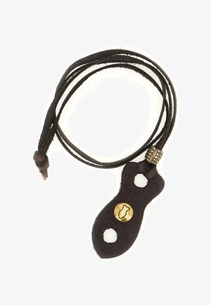 Pendente a forma di chitarra in pelle di colore marrone scuro con due fori e un bottone in ottone su una collana in corda di pelle coordinata.