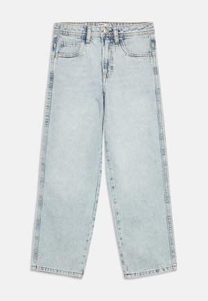 Jean en denim bleu clair coupe droite, fermeture avant par bouton et zip, et design cinq poches.