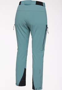 Pantalon de plein air bleu clair avec renforts noirs sur la ceinture et le bas des jambes, poches latérales zippées et languettes réglables aux chevilles.