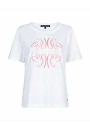 Wit T-shirt met korte mouwen, symmetrisch ontwerp van roze abstracte penseelstreken en kleine tekst onder de halslijn.
