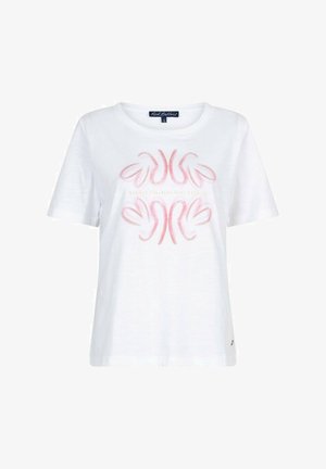 Wit T-shirt met korte mouwen, symmetrisch ontwerp van roze abstracte penseelstreken en kleine tekst onder de halslijn.