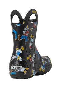 Ciabatte Crocs nere in gomma con finitura lucida, caratterizzate da motivi di personaggi dei cartoni animati colorati. Progettate con fori per la ventilazione e maniglie per un facile indossamento.