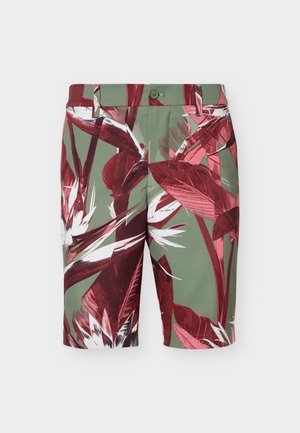 Groene korte broek met grote rode en witte tropische bladerenprint, voorste knoop en riemlussen.