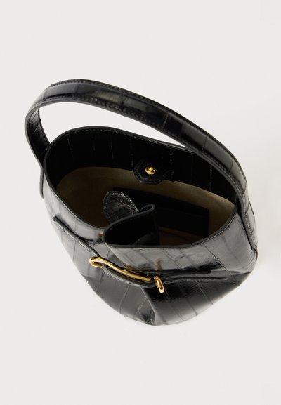 Zwart krokodil-embossed leren handtas met een gouden hardware sluiting, interieur stofvoering en een enkele korte handgreep om te dragen.