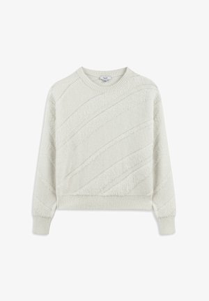 Suéter corto gris claro con patrones diagonales texturizados, tejido de punto, cuello redondo acanalado y puños. Apariencia suave y acogedora.