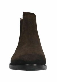 Bottine en daim marron avec un bout arrondi, texture lisse et fermeture à glissière sur le côté. Semelle en caoutchouc plate et basse avec des détails de couture subtils.