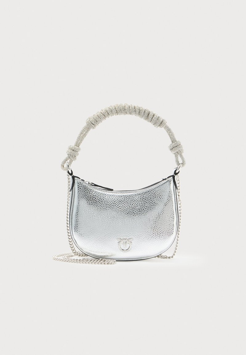 Bolsa metálica prateada com uma superfície texturizada, forma curva, alça de corrente e detalhes em alça de tecido atada. Fecho com zíper.
