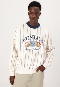 Abercrombie & Fitch Golf Graphic Crew Sweatshirt - Sudadera - white