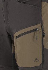 Herrshorts i mörkgrått och olivgrönt, med en dragkedjeficka och förstärkta sömmar. Tillverkade av slitstark, lättviktig tyg.