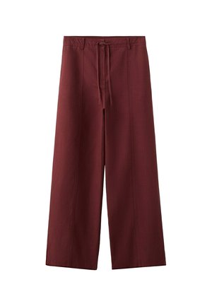 Hoog getailleerde, wijd uitlopende bordeauxrode broek met een strik aan de voorkant en riemlussen, gemaakt van gestructureerde stof, plat liggend op een witte achtergrond.