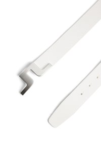 Vit läderbälte med en böjd, metallspänne. Slät textur, platt rem med jämnt fördelade hål för justering.