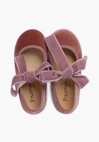 Bailarinas de terciopelo en un degradado de rosa y malva. Presentan amplios lazos de tela en la parte delantera. Suela interna texturizada con el nombre de la marca visible.