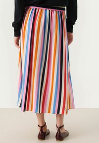Gonna maxi a righe con un design morbido e fluido in colori vivaci come rosa, arancione, blu e nero; vita elastica.