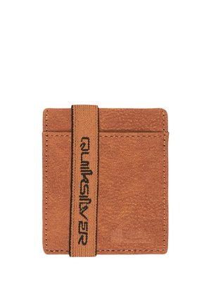 Brązowy skórzany portfel na karty z obszytymi krawędziami i pionowym paskiem z tkaniny z czarnym logo Quiksilver.