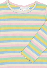 Bluză cu mânecă lungă, cu dungi în culori pastelate: roz, galben, albastru și verde. Textură în relief, cu decolteu rotund și manșete cu volănașe.