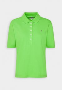 Polo vert à manches courtes avec col, cinq boutons blancs et petit logo rectangulaire sur la poitrine gauche.