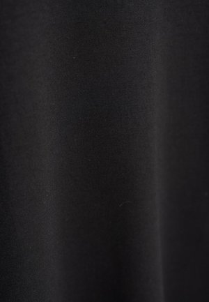 Czarna tkanina o gładkiej fakturze i lekkim połysku, z jednolitym kolorem, bez wyraźnych wzorów czy detali hardware.