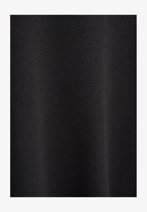 Czarna tkanina o gładkiej fakturze i lekkim połysku, z jednolitym kolorem, bez wyraźnych wzorów czy detali hardware.