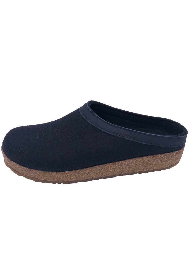 Sabots en feutre bleu marine avec une forme arrondie, une semelle en liège et un bord en cuir lisse autour de l'ouverture, présentant une surface texturée.