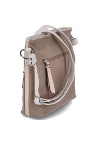 Borsa sintentica beige con finitura texture, dotata di una tracolla color crema, tasca con zip e dettagli in metallo argentato. Forma rettangolare.