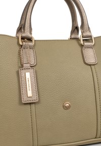 Borsa a tracolla verde oliva in pelle strutturata, con dettagli in metallo dorato, un'etichetta coordinata e un particolare con borchia rotonda vicino alla base.