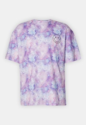 Kortærmet t-shirt i pastelfarver med skylignende mønster. Har et lille sort smiley ansigt grafik på den øverste venstre bryst.