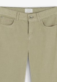 Pantalones de pana verde con cierre de botón, bolsillos frontales y ligera textura. La etiqueta dice "Scalpers," talla 10.