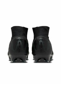 Schwarze Fußballschuhe mit hohem Knöcheldesign, strukturiertem Obermaterial und markantem Branding. Verfügt über mehrere Stollen für Traktion auf dem Spielfeld.