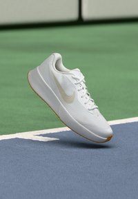 Unselected, white/light orewood brown/summit white