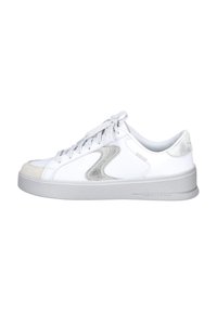 Zapatillas blancas con un upper de cuero liso, un acento plateado texturizado, suela de goma gris y cordones planos. Punta de ante suave.
