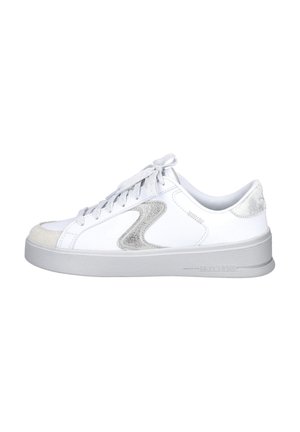 Zapatillas blancas con un upper de cuero liso, un acento plateado texturizado, suela de goma gris y cordones planos. Punta de ante suave.