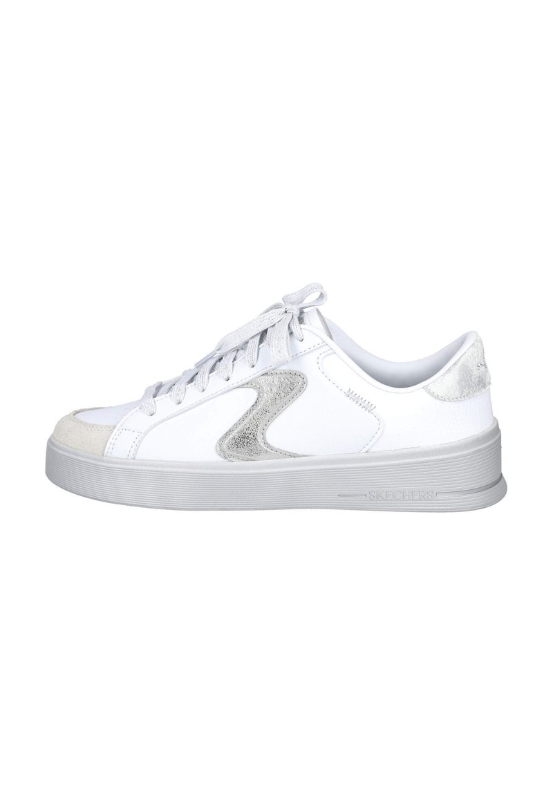 Zapatillas blancas con un upper de cuero liso, un acento plateado texturizado, suela de goma gris y cordones planos. Punta de ante suave.