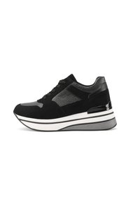 Sneaker nera con una combinazione di materiale scamosciato e rete, dotata di una spessa suola intermedia bianca e un tallone con accenti neri. Punta arrotondata e dettagli testurizzati.