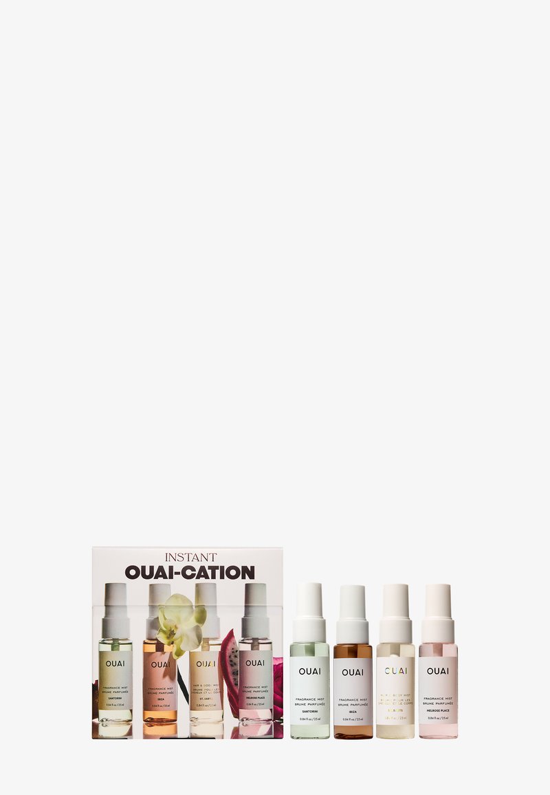 Vier OUAI geurmistflessen in pasteltinten met witte spraydoppen, naast een doos met het label Instant OUAI-CATION waarop dezelfde flessen staan afgebeeld.