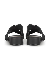 Sandales à talons ouverts noires avec des straps tissés, des bords festonnés et un petit talon carré. La surface présente un motif texturé.