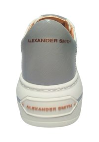 Weißer Sneaker mit einer grauen gepolsterten Ferse, strukturierter Oberfläche und kupferfarbenen Akzenten. "Alexander Smith" ist an der Ferse und an der Seite eingeprägt.