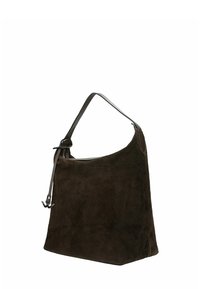 Tmavě hnědá semišová kabelka přes rameno s jedním popruhem a zapínáním na zip, zdobená malým kovovým přívěskem.