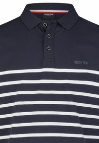 Marineblauwe polo met witte horizontale strepen, voorzien van een klassieke kraag, drie knopen en een geborduurd merkl logo.