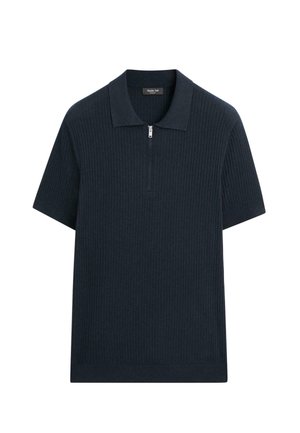 Marineblå kortærmet poloshirt med ribbet tekstur og en lynlås foran under kraven.