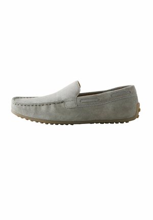 Mocasín de ante gris claro estilo mocasín con detalles cosidos y suela de goma con pequeños patrones de tracción.