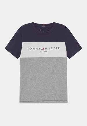 Koszulka z krótkim rękawem w granatowym i szarym kolorze z bawełny, z poziomym wzorem bloków kolorów oraz tekstem z logo na środku. Klasyczny okrągły dekolt.