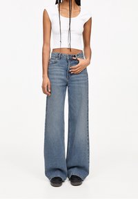 PULL&BEAR Vaqueros a campana - blue