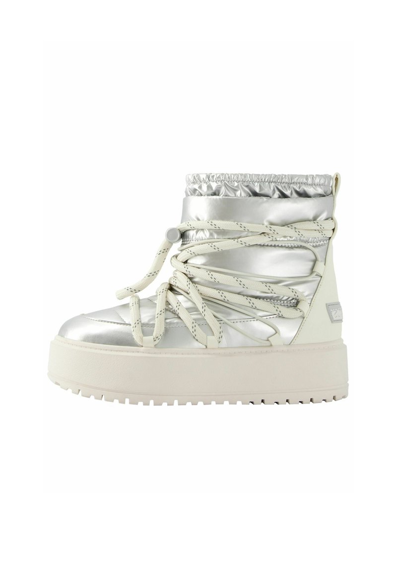Silberne High-Top-Sneaker mit dickem weißen Sohlen, gestepptem Obermaterial, elastischem Knöchelbund und weißen Schnürsenkeln, die um den Schuh gewickelt sind.