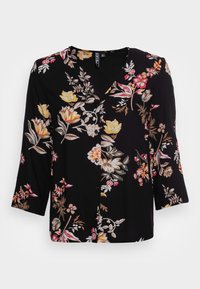 Blusa preta com flores e mangas três quartos, apresentando padrões florais multicoloridos, decote em V e fechamento frontal com botões. Textura de tecido suave.